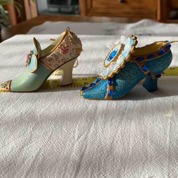 10 Heirloom Ornaments Stepping to Time Shoes - Picture 9 of 12